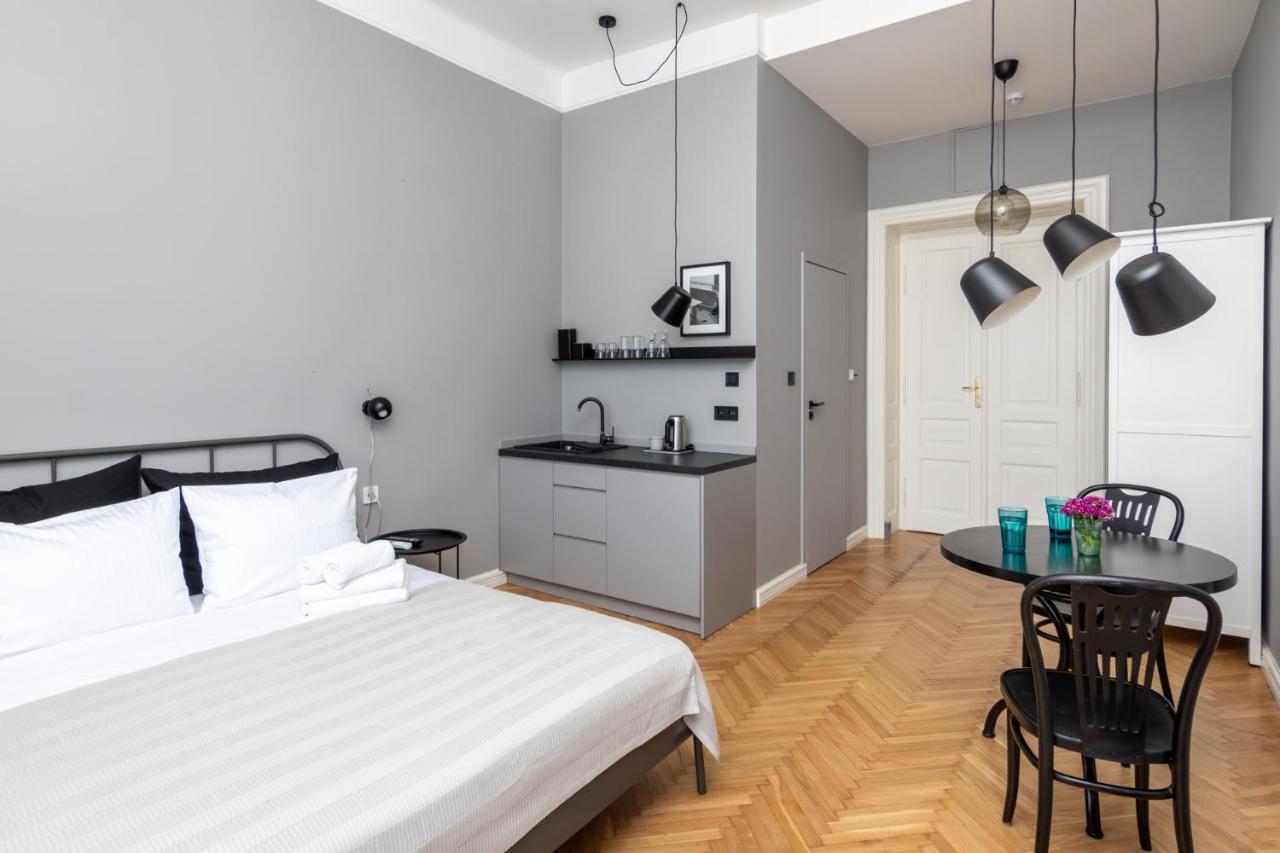 Barbacan Suites - Old Town Apartments - By Upstairs Cracóvia Exterior foto